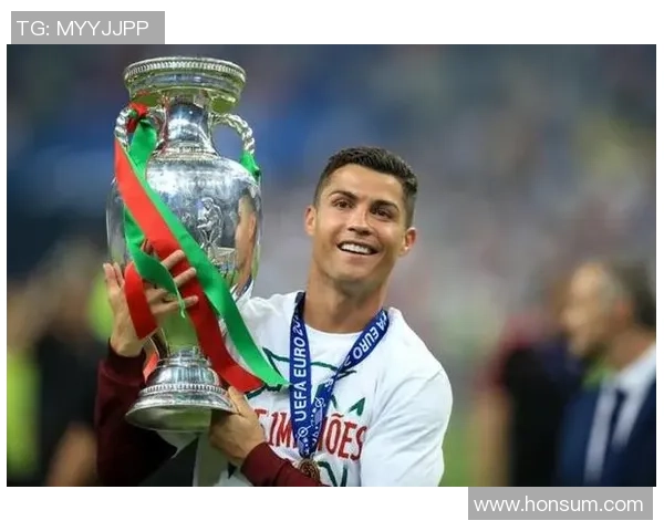 足球巨星C罗的奢华生活揭秘与训练背后的坚持与奋斗故事 足球巨星C罗的奢华生活揭秘与训练背后的坚持与奋斗故事