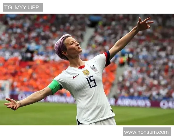 足球明星女友大揭秘精美图片展示她们的魅力与风采 足球明星女友大揭秘精美图片展示她们的魅力与风采